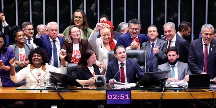 Agora é no Senado: Câmara aprova PEC que acaba com a escala 6×1 | Notícias