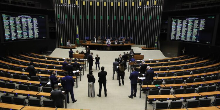Minirreforma eleitoral reduz controle de gastas partidários; entenda
